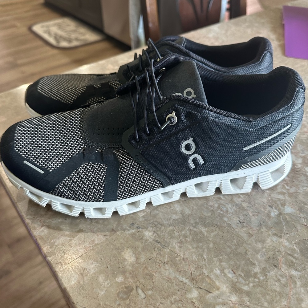 On Cloud shoes barely worn!